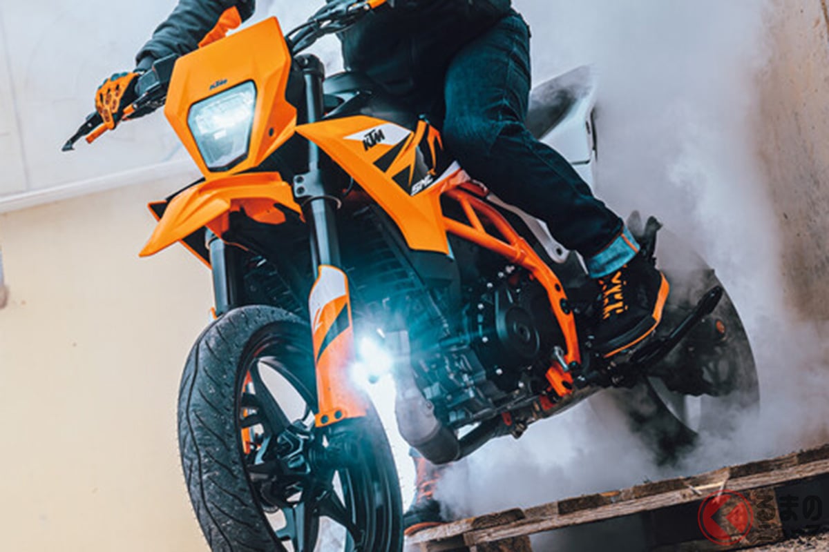 KTM「125 SMC R」フルサイズのモタードバイク
