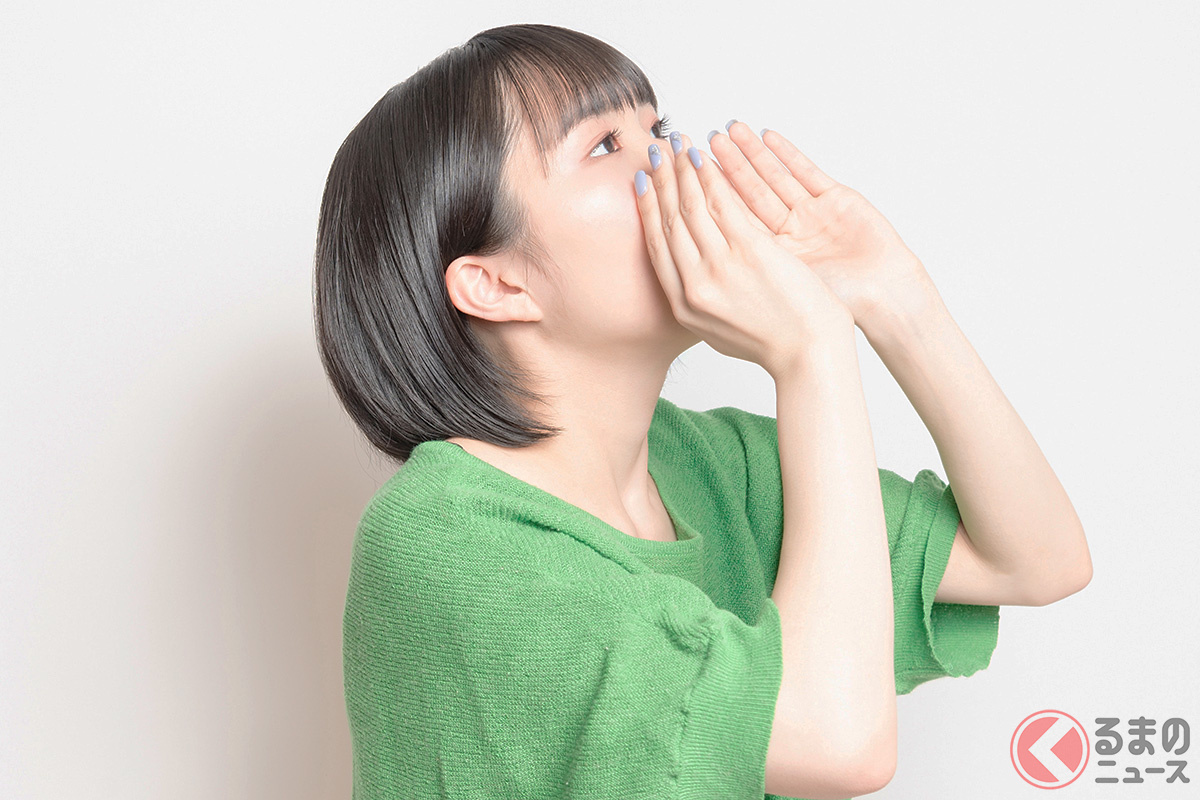 服を掛けるって言うよね? 声も掛ける…そしてエンジンも掛ける…違いは?(画像は声を掛けるイメージ)