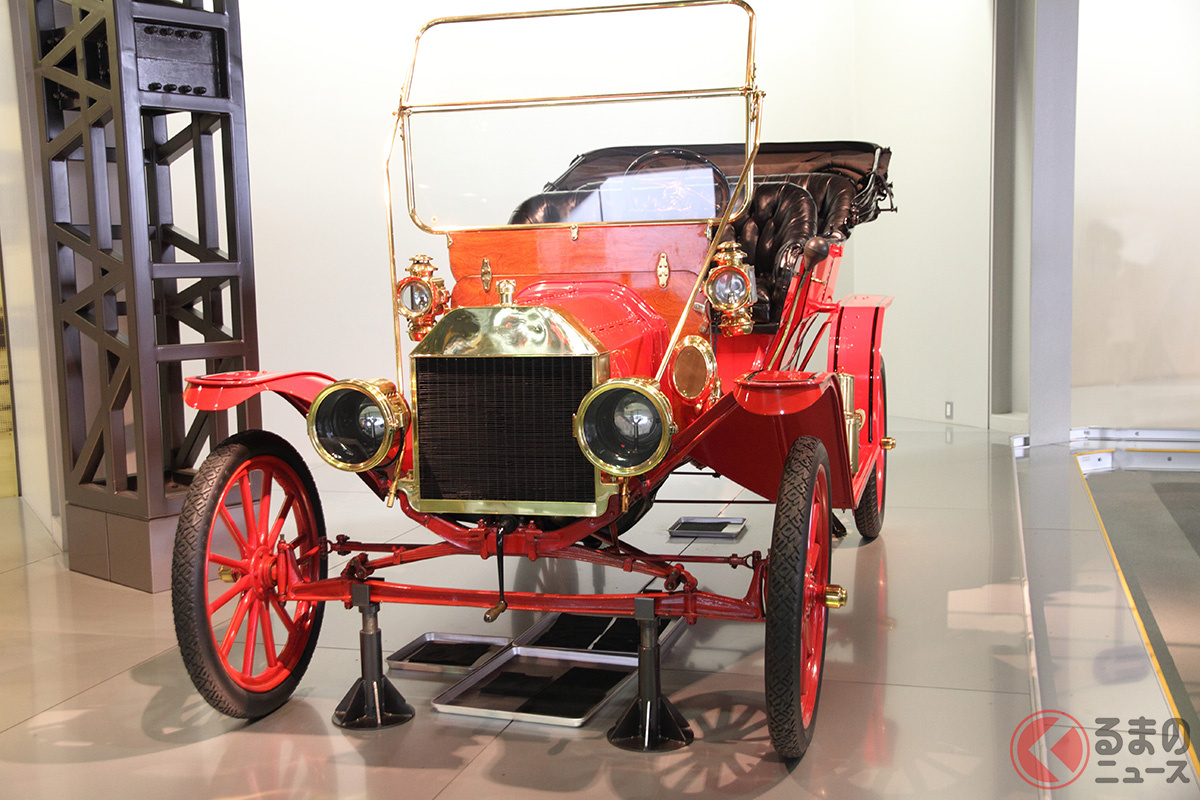 エンジンが一般に普及しはじめた黎明期では写真のようにグリルしたにあるクランク棒で直接エンジン始動をしていたこれが「エンジンを掛ける」の元と言える