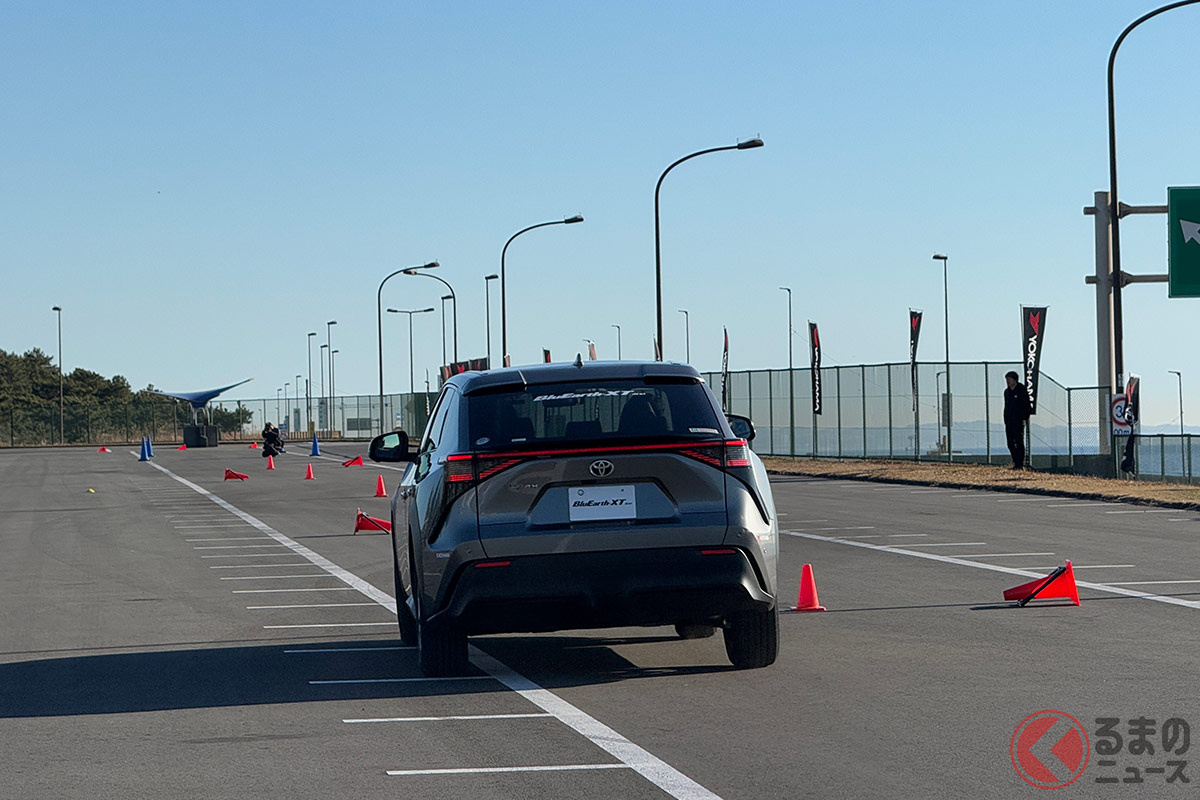 プレミアムSUVには必須となる乗り心地は40～50km／hで高さの異なる突起を乗り越えて確認