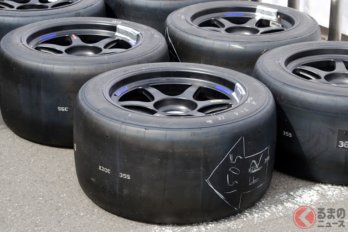 モータースポーツで使用されている溝のない「スリックタイヤ」