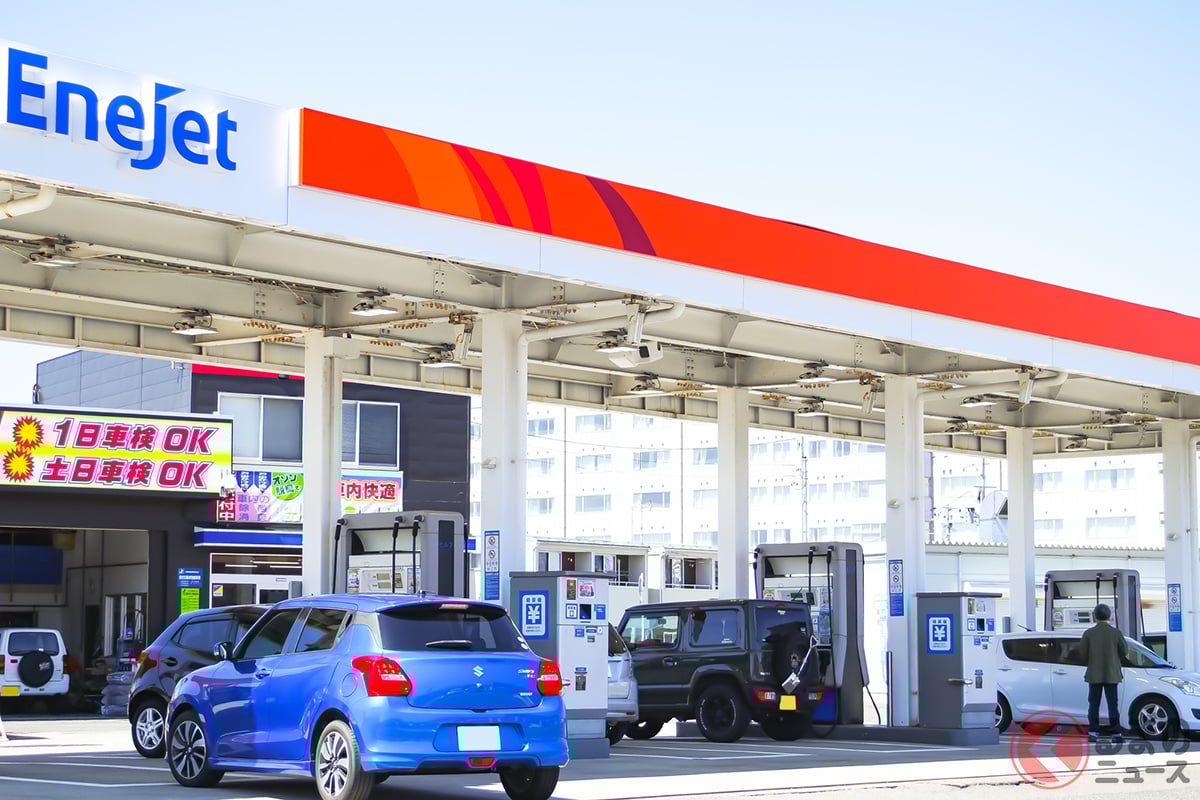 ガソリンスタンドの床面に隠された工夫とは?