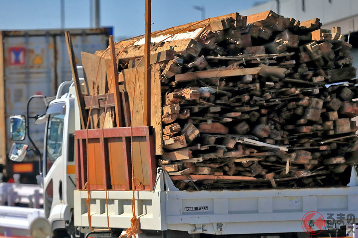 荷物を満載したトラックのイメージ(画像:PIXTA)