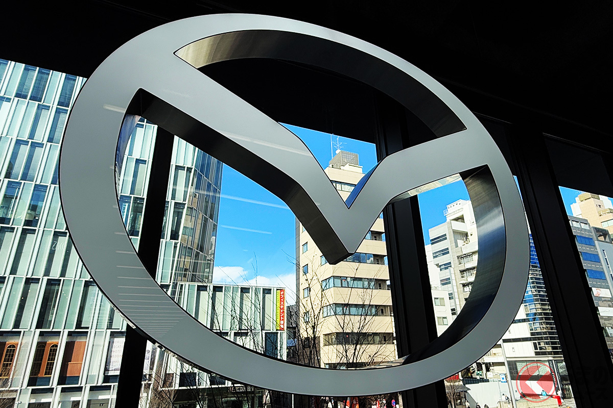 マツダの日本市場どうなる? (画像は「MAZDA TRANS AOYAMA」に設置された新ロゴ)