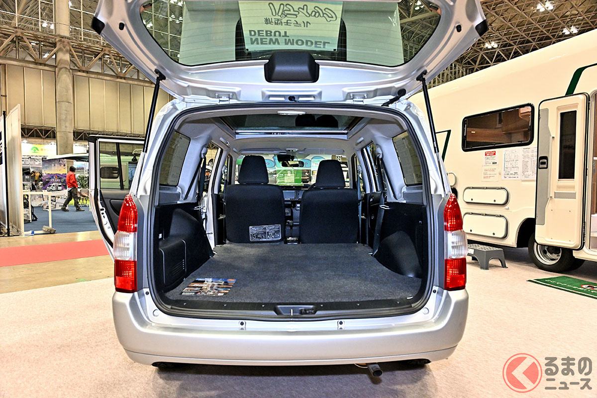 フラットな荷台にも就寝可能!