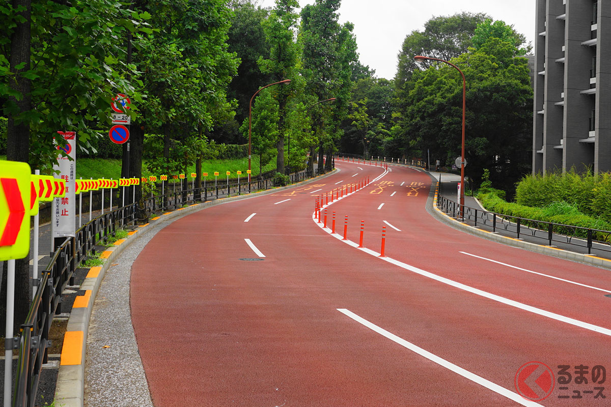 急坂やカーブなど見通しの悪い場所の多くは「駐車禁止」に指定されています［イメージ画像：PIXTA］