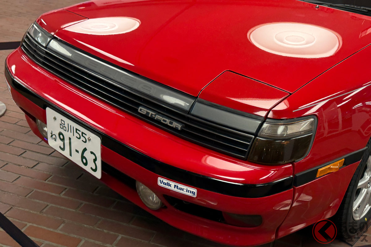 池上優(原田知世さん)に似た純白のスキーウェアの女性も登場(画像:TOYOTA GAZOO Racing)