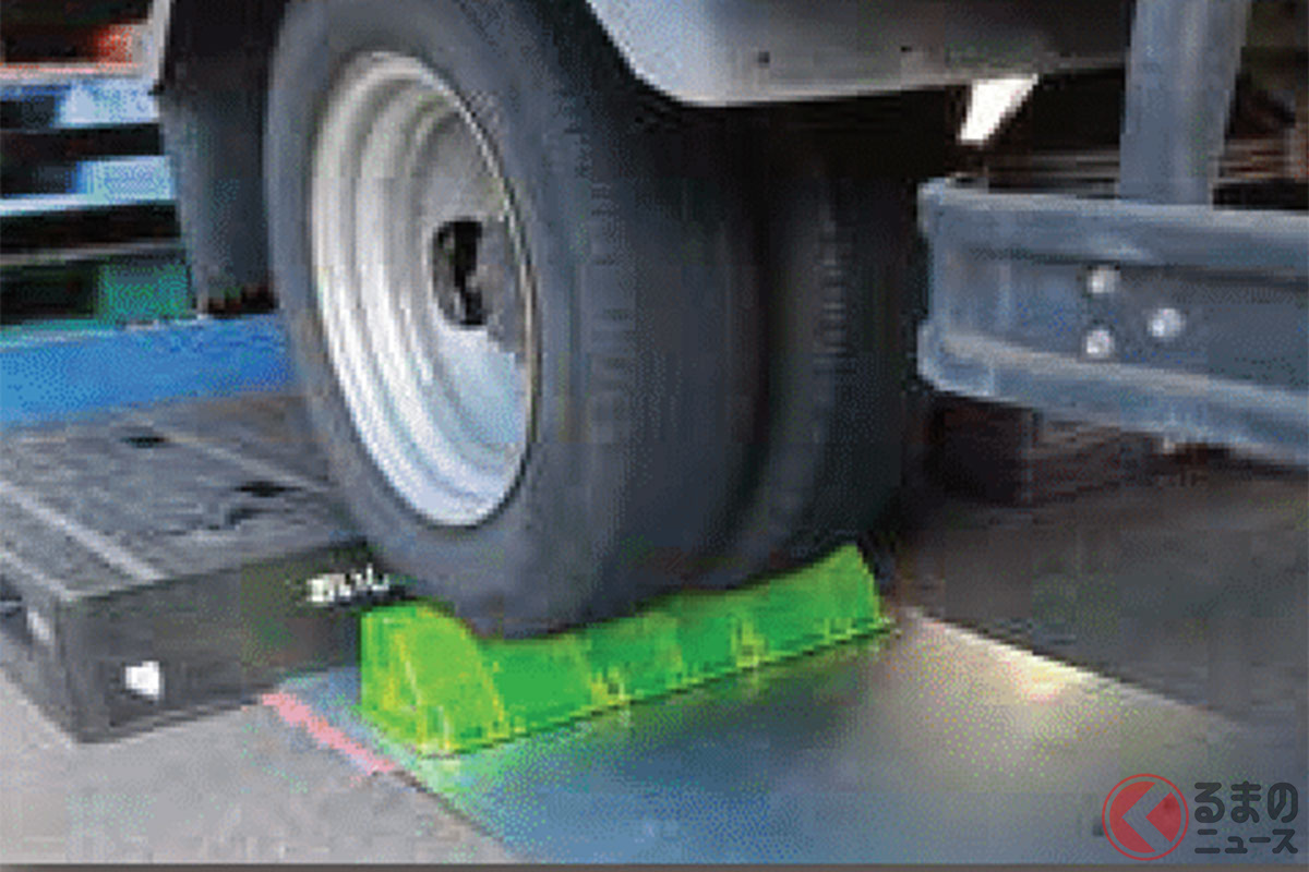 2トントラックを用いて実施された「CAR STOP LUMIE」耐久テストの模様［Photo：阪上工業］