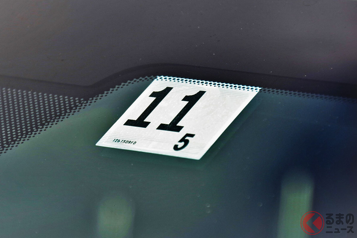 車検ステッカーのイメージ(画像:PIXTA)