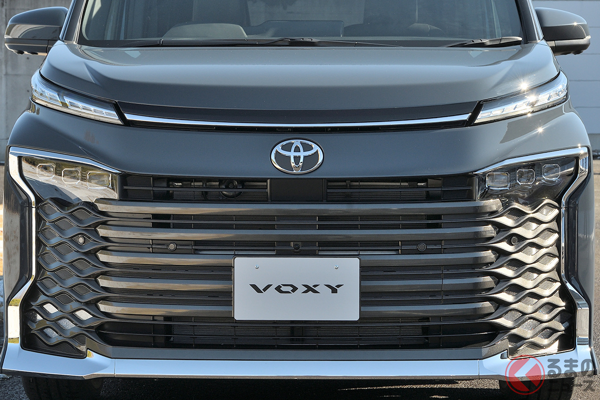 迫力顔のトヨタ「ヴォクシー」
