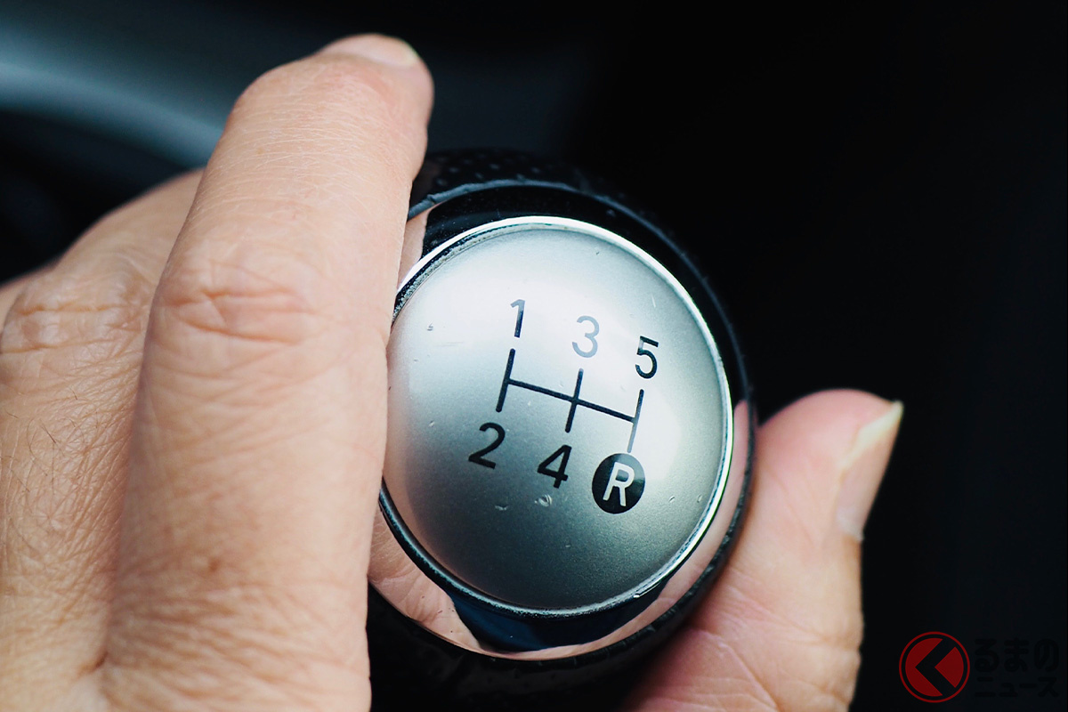 昔は普通だった「MT免許」がオプションに(クレジット:pasta /PIXTA(ピクスタ))