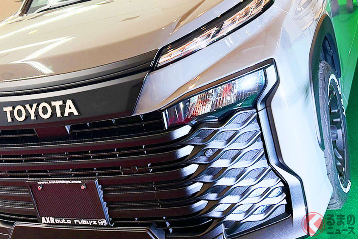 トヨタ「ヴォクシー」がSUV風に!? オートルビーズ「Ark van ヴォクシー」に反響集まる!(大阪オートメッセ2025)