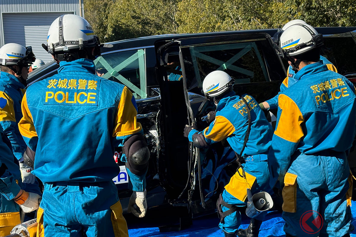 車体が変形したアルファードのスライドドアはなかなか開きづらいため、解体の難易度も高いという