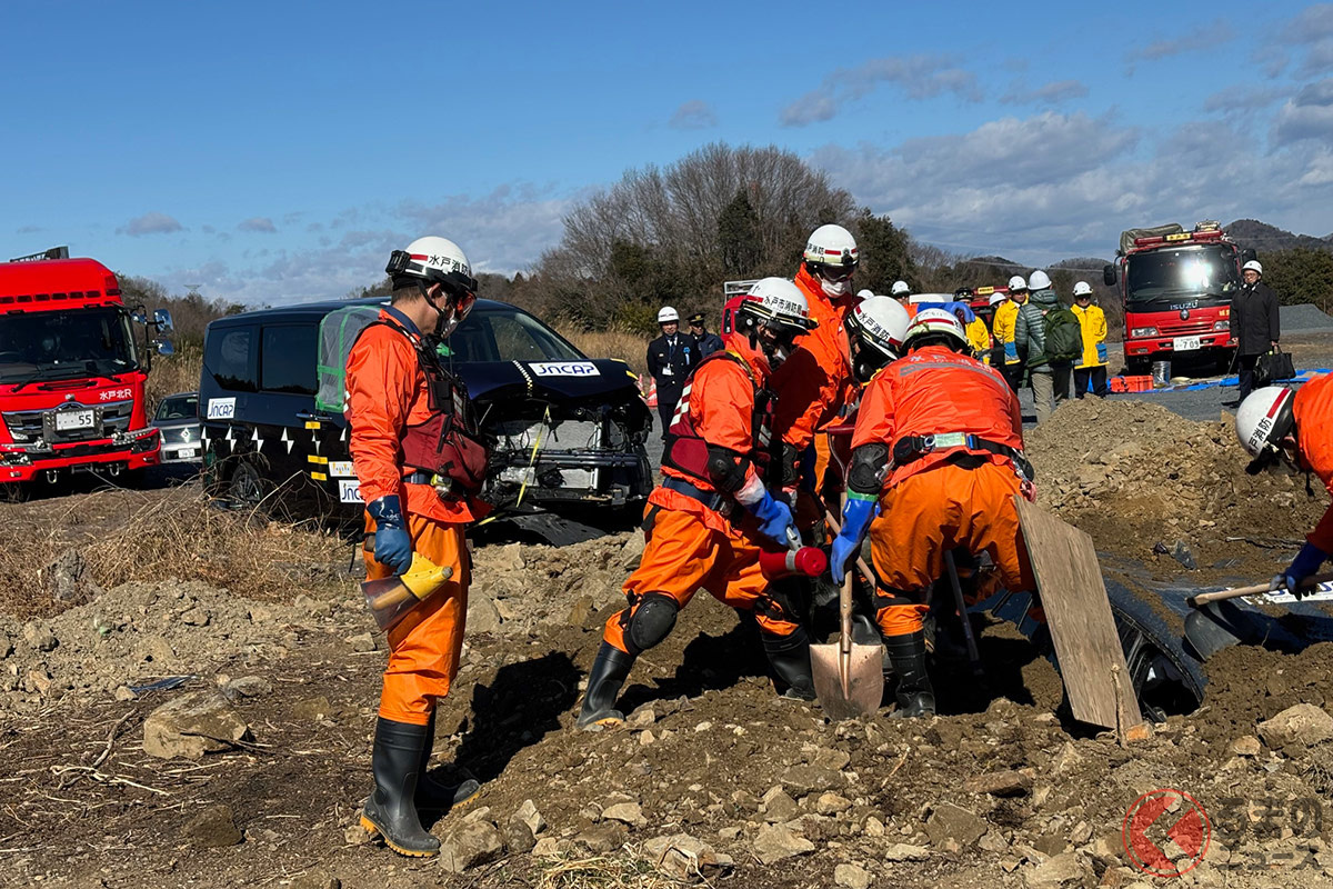 土石流での埋没を想定した救助訓練では、トヨタ「クラウン セダン」と日産「セレナ」を使用