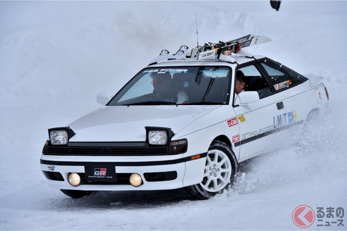 勝田範彦選手が助手席に高橋TGRプレジデントを乗せて、セリカGT-FOUR(私スキ仕様)で雪舞うデモランを披露