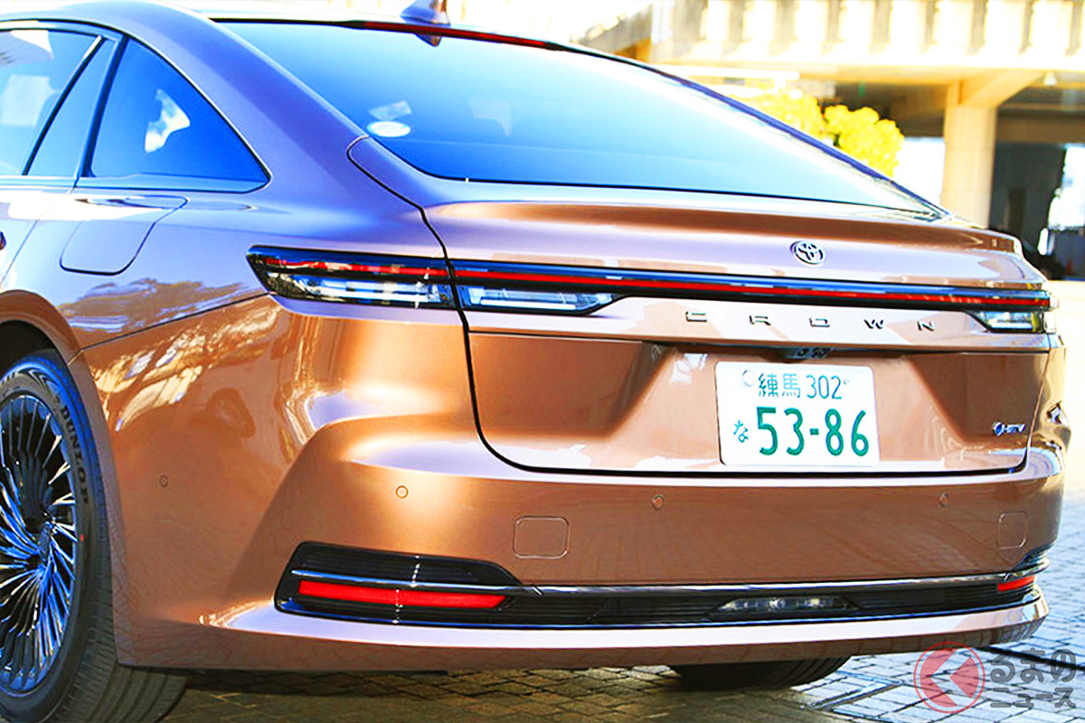 斬新「真一文字テール」を採用の「クラウン(セダン)」