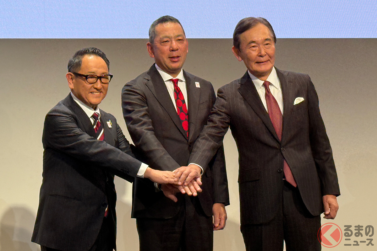 発表会に登壇したトヨタグループの豊田章男氏（左）、CEIPAの村松俊亮理事長（真ん中）、作曲家かつ文化庁長官の都倉俊一氏（右）