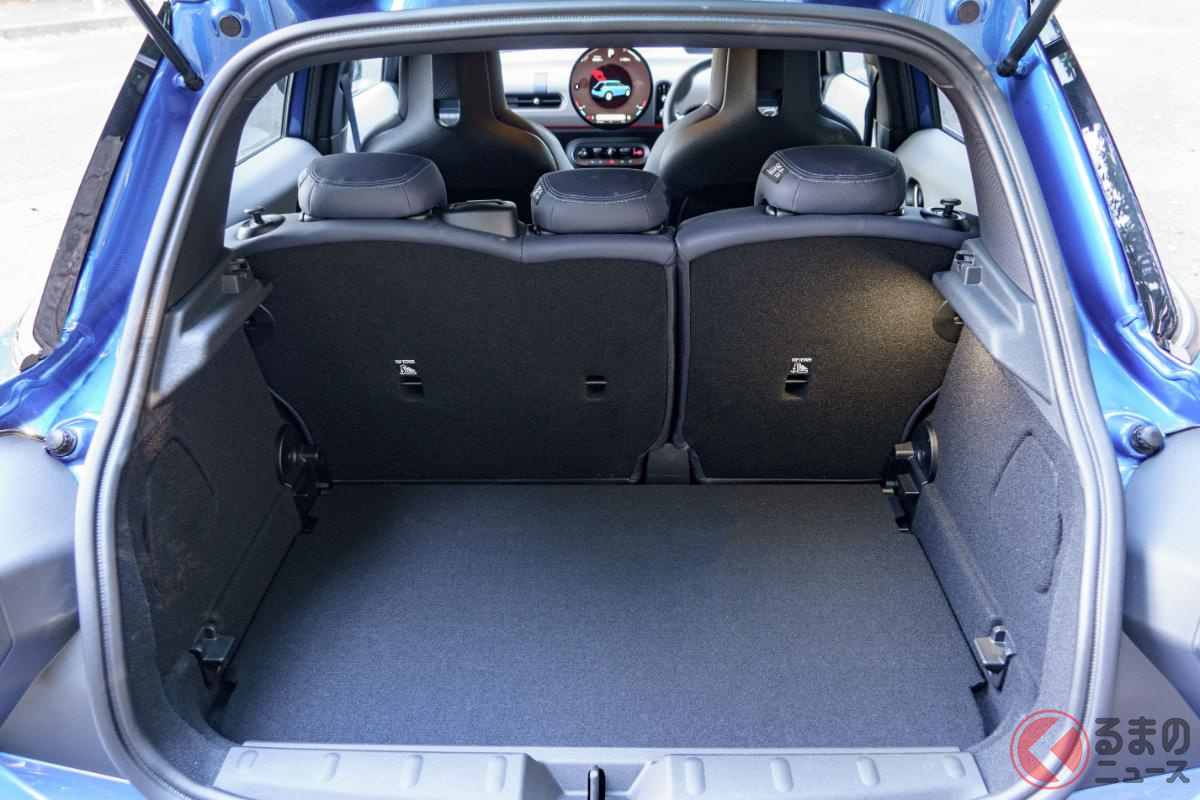 後席を倒さないとこんな感じ