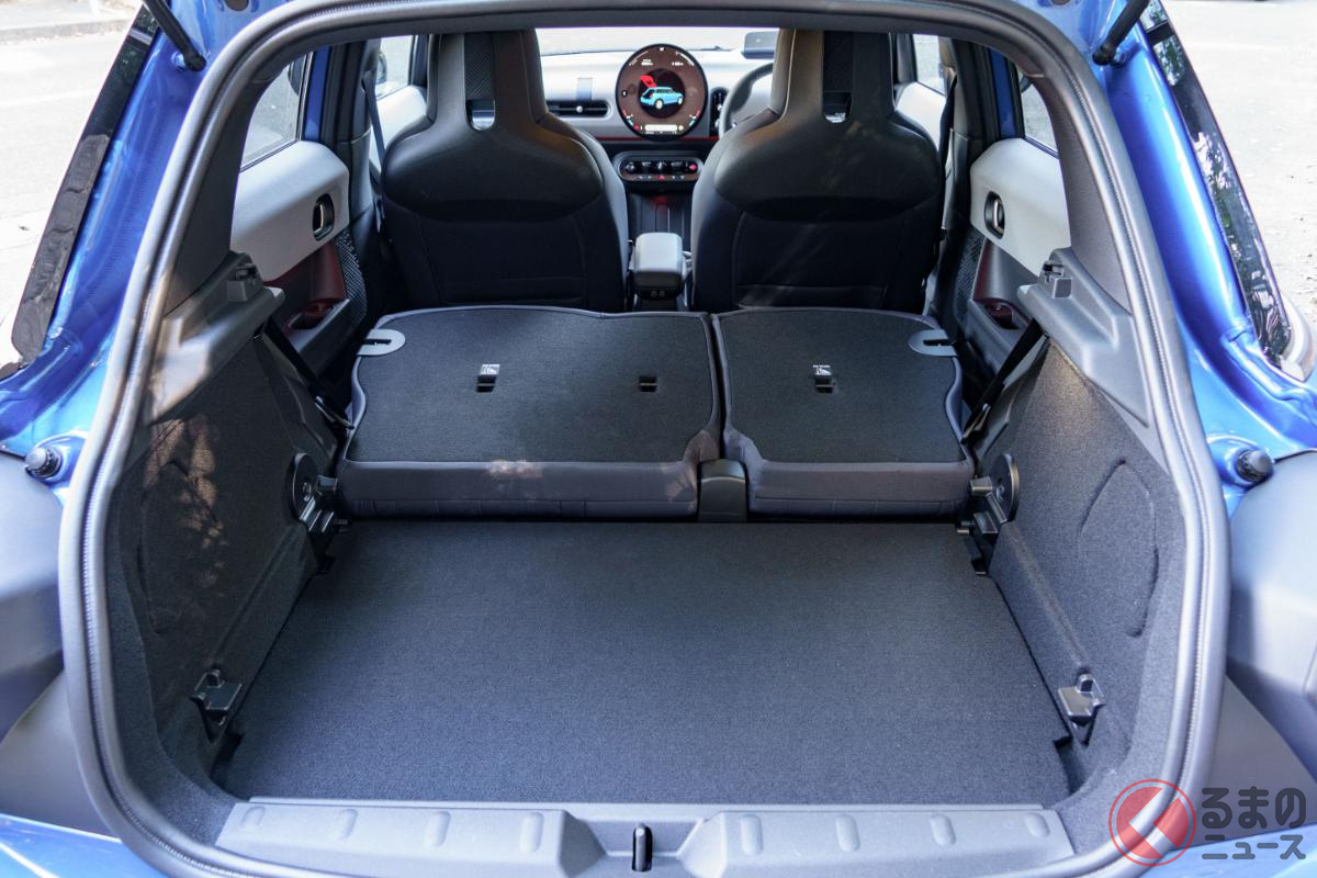 後席を全部倒すとこんな感じ