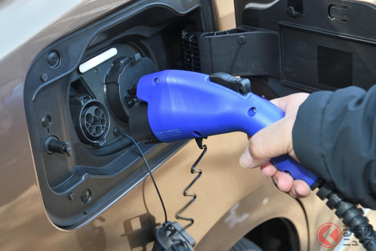 アルヴェルPHEVでは普通充電と急速充電が搭載されている