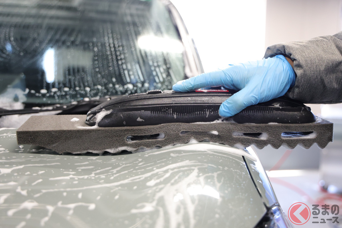 洗車用ロングスポンジALAUNEN「ながロングスポンジ」で洗車している様子