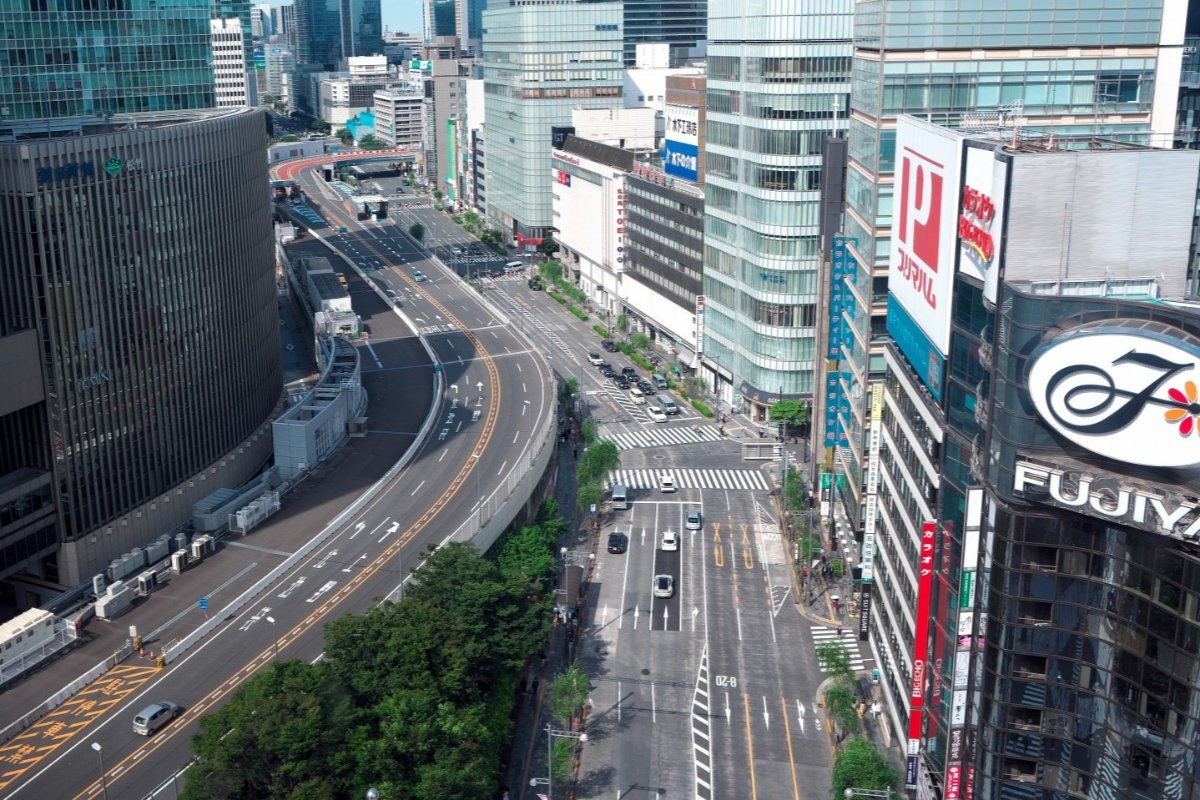 ビル群を抜けていくKK線（画像：写真AC）。