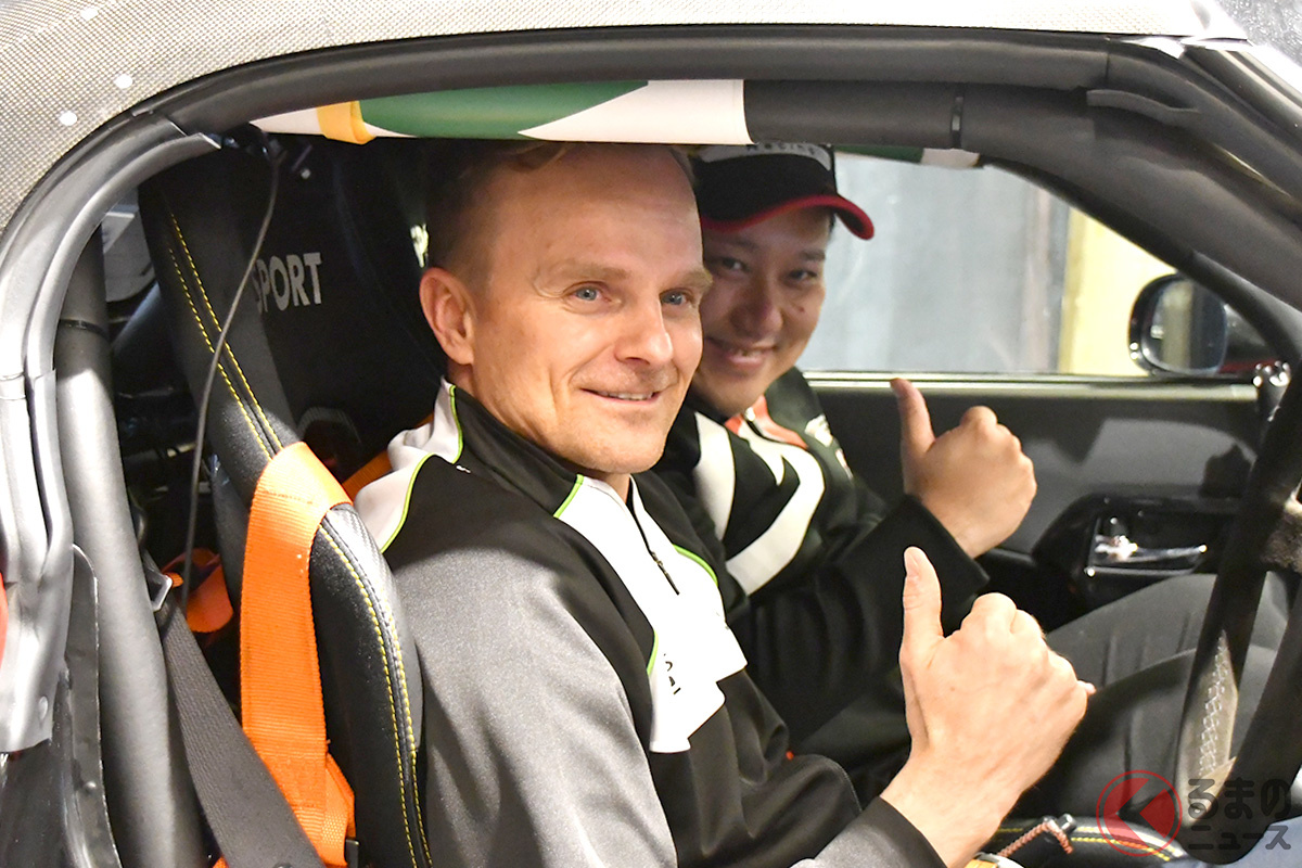 D-SPORT Racing COPEN GRスポーツのドライバーズシートに収まるヘイキ・コバライネン選手。隣はD-SPORT Racing Teamドライバーの相原泰祐氏