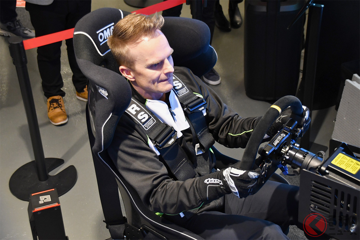 終始笑顔で取材や撮影に対応してくれたコバライネン選手、しかしシミュレーターにトライしている際の表情はとても真剣で鋭い眼光に変わっていたのが印象的だった