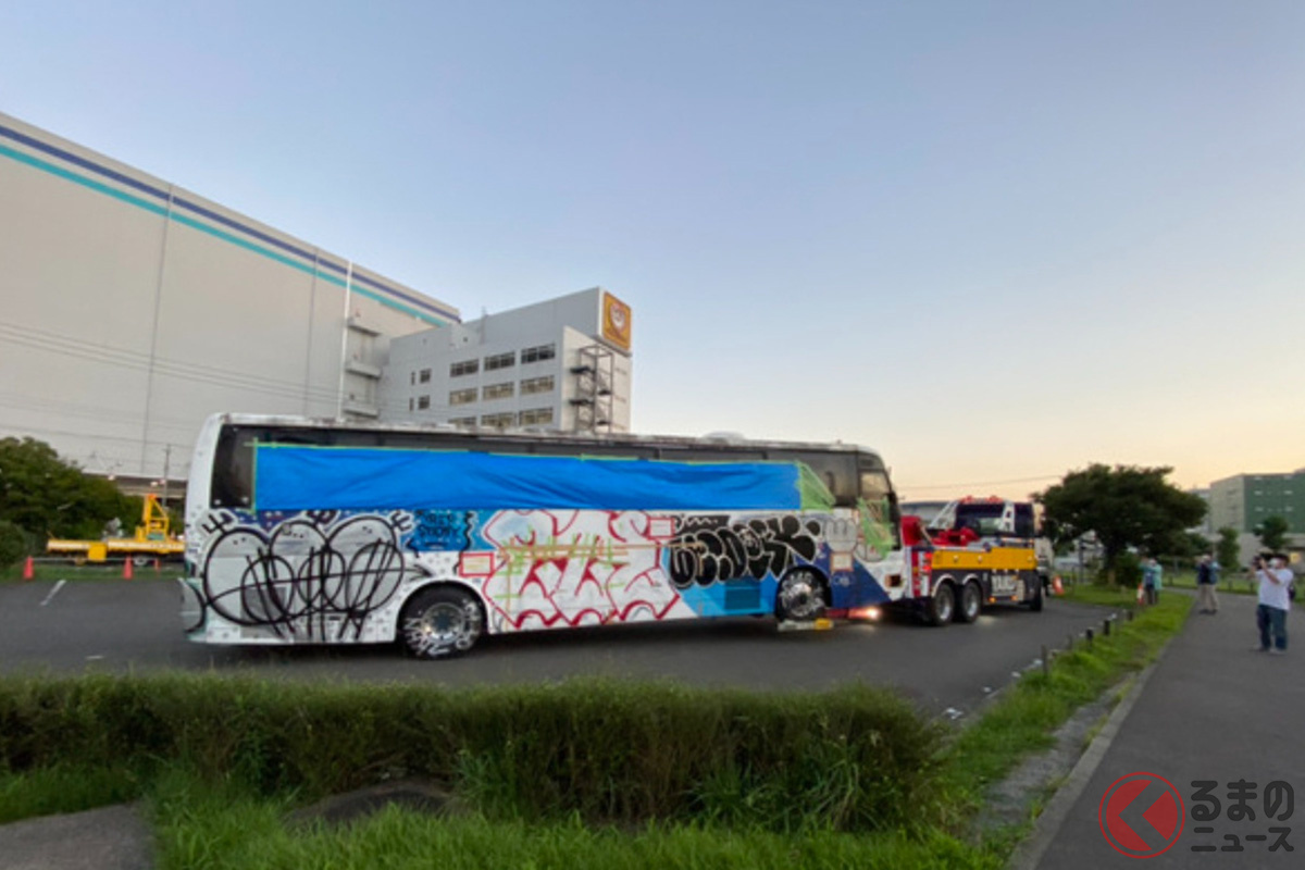 過去に東扇島に放置されたバス。川崎市の損害は158万円だったが…差し押さえもできず(撮影:編集部)