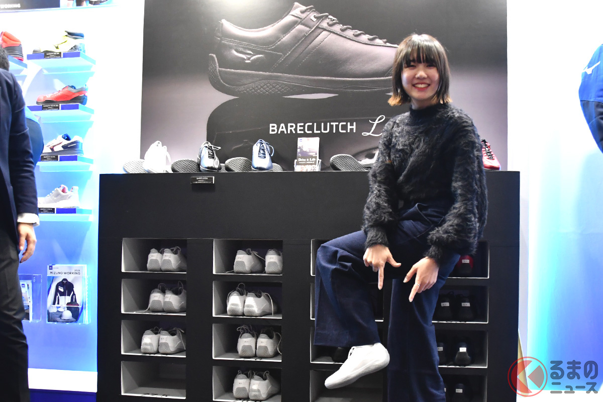 実際にベアクラッチを履いてみた瀬イオナさん。これならドライブもさらに楽しみになっちゃう!?