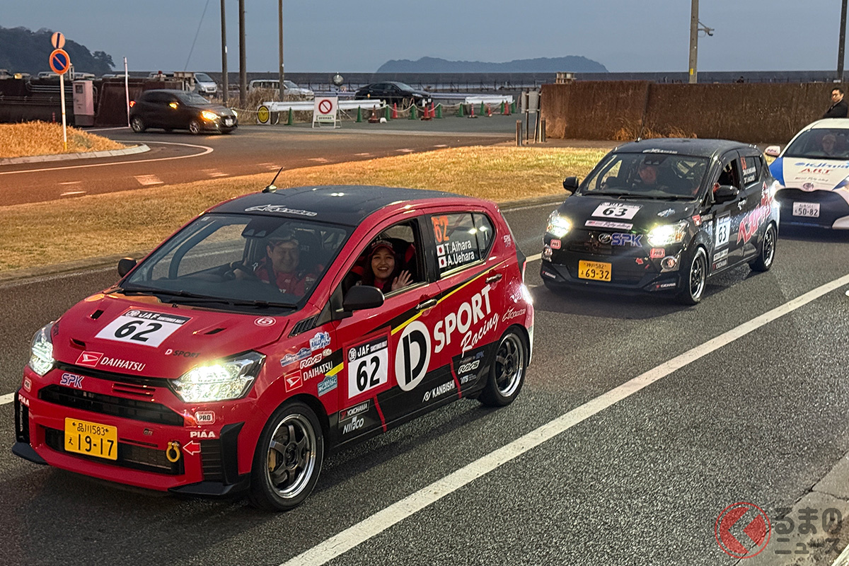 赤い個体が試作の1号車、黒い個体が国沢氏が乗る2号車