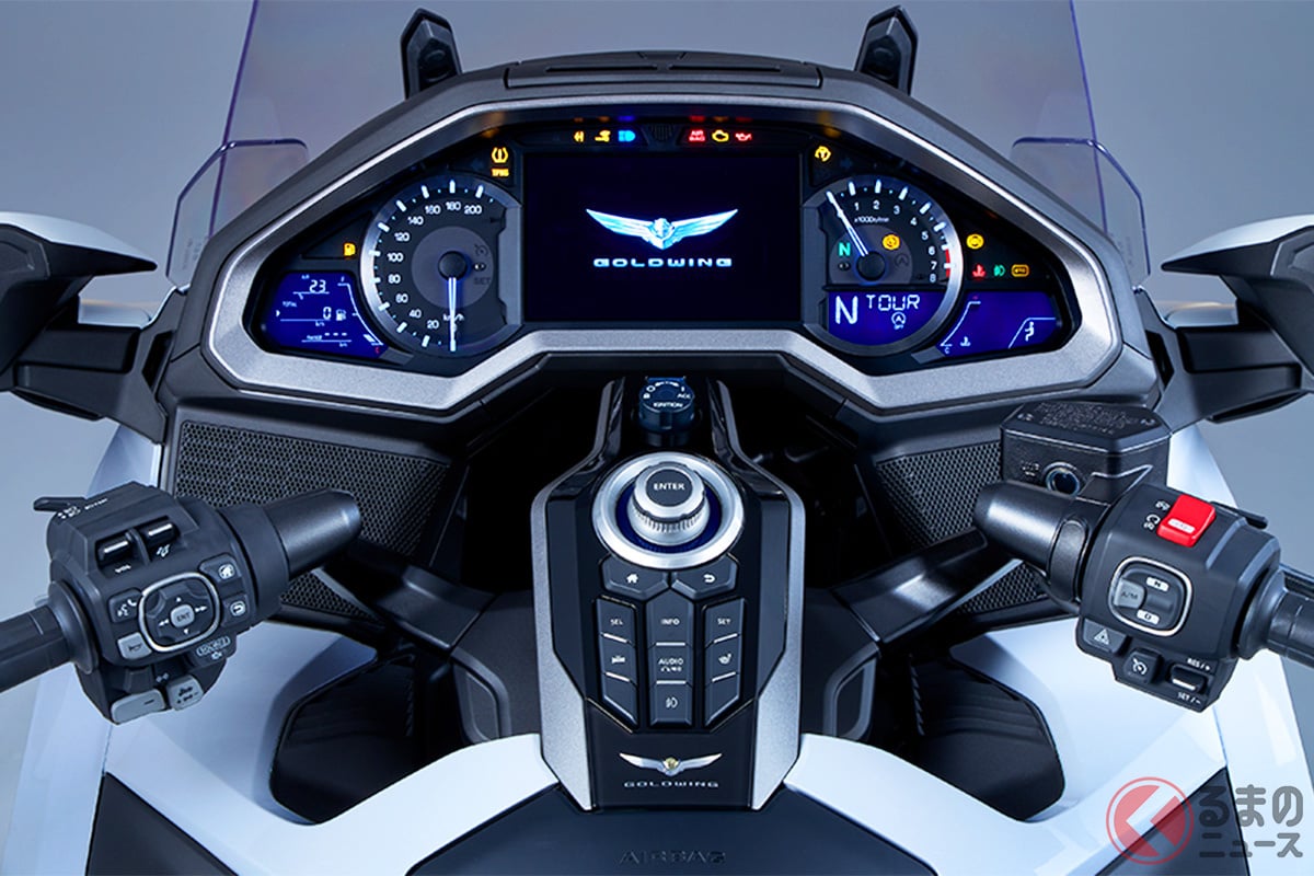 豪華なコクピットにはコンソールパネルらしきものまで!?