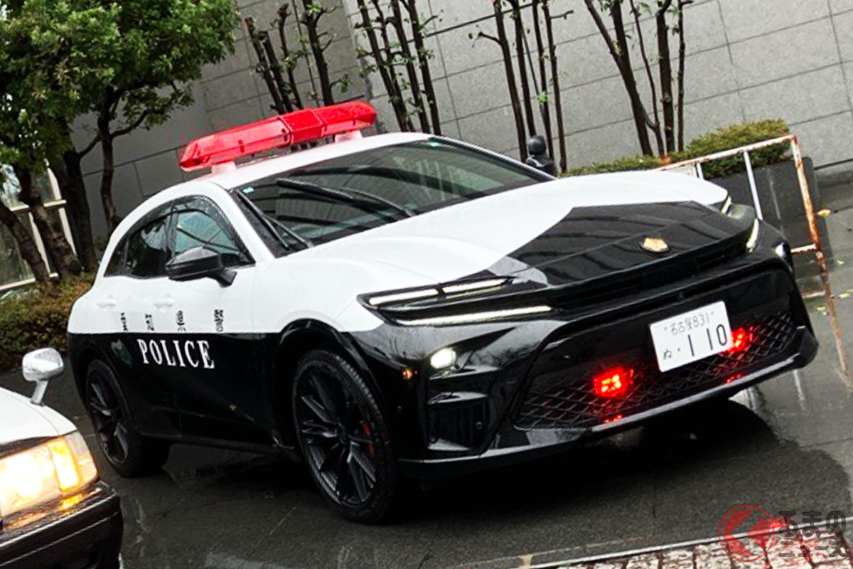 愛知県警に導入されたトヨタ「クラウンスポーツ PHEV」をベースとした白黒パトカー