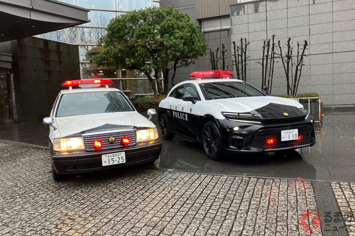 古いクラウンパトカーと並ぶ最新クラウンパトカー