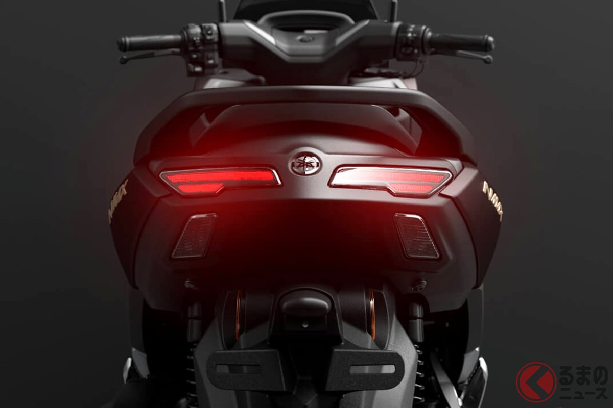 ワイドな平面デザインを採用した新リアビュー