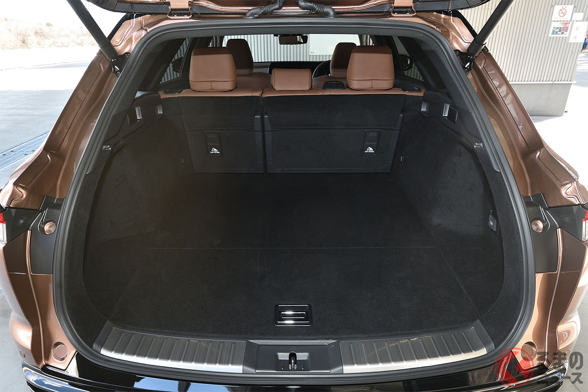 通常のラゲッジモードでも広い荷室を確保!(クラウンエステート)