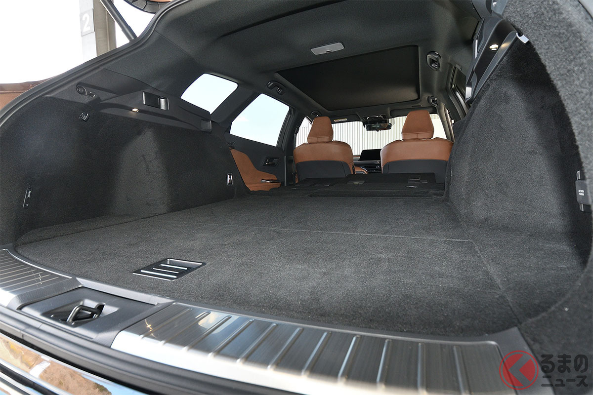 注目のラゲッジルームは後席を倒すと2mの広大でフラットな空間
