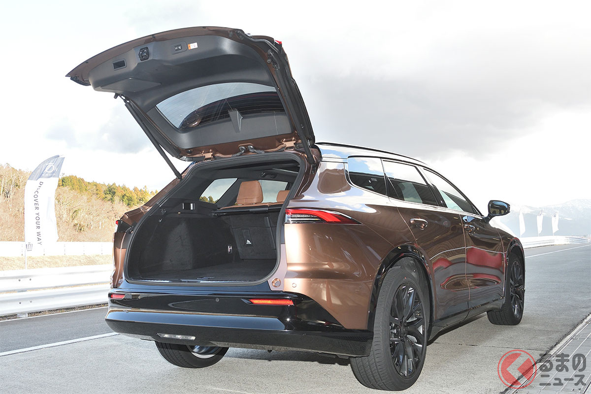 新型「クラウンエステート」のラゲッジは大きい!