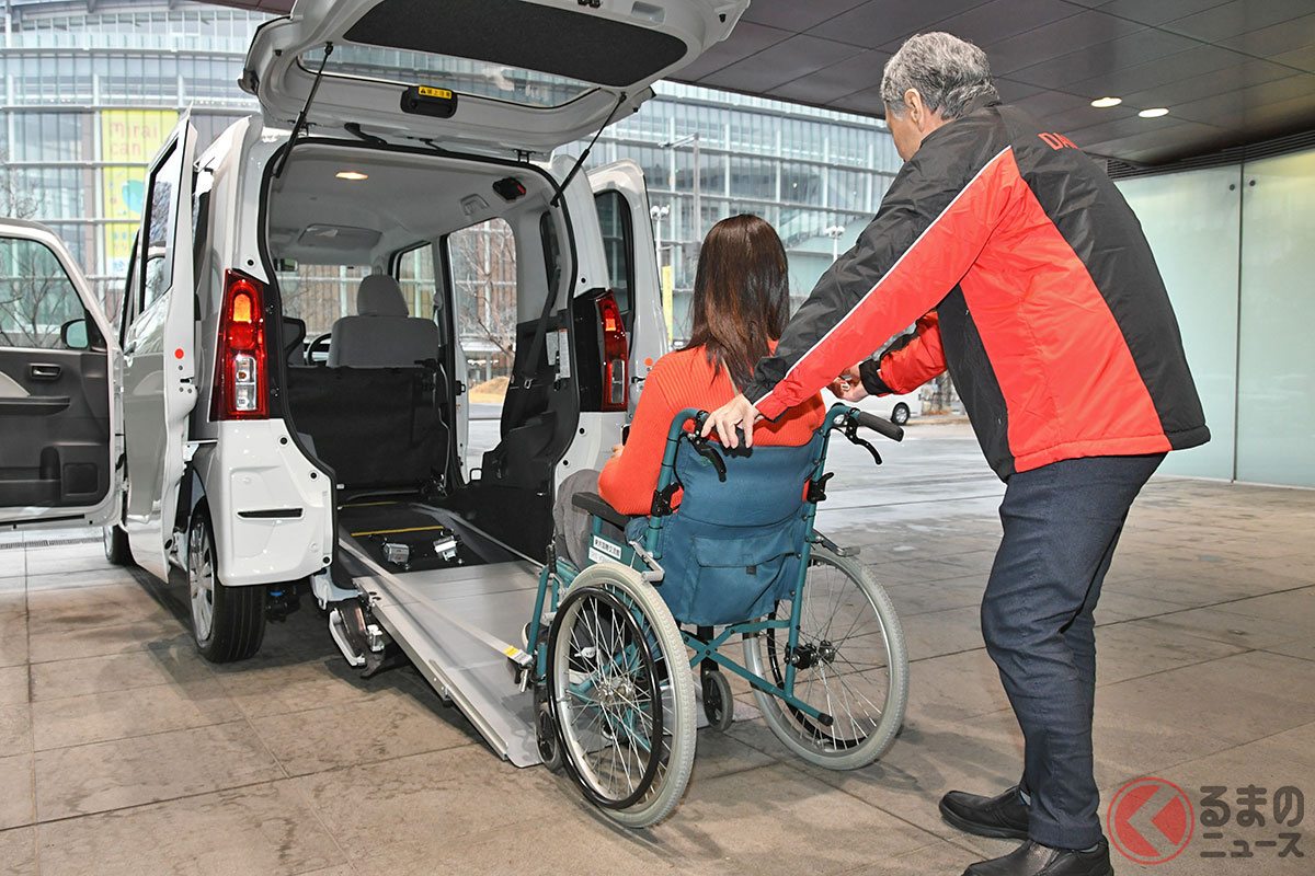 床面が低くスロープ自体の傾斜が緩いことに加え、電動ウインチの補助によって非常に軽い操作での乗車ができます