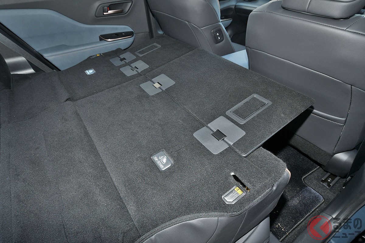 新型「クラウンエステート」の後席背もたれに備わる拡張ボードを広げた状態