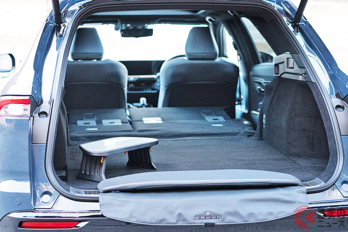 新型「クラウンエステート」のラゲッジに備わる「デッキテーブル」と「デッキチェア」