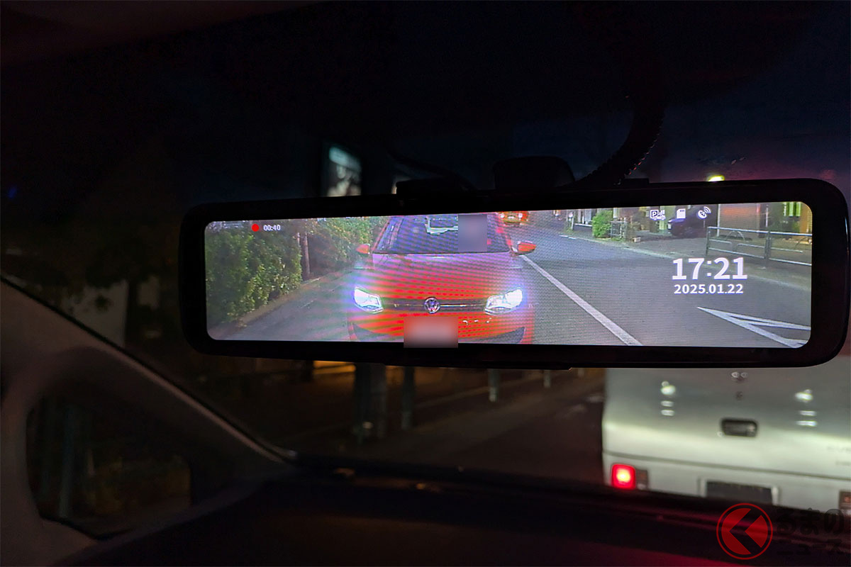 デジタルインナーミラーは夜間も鮮明な映像で後方を確認できる