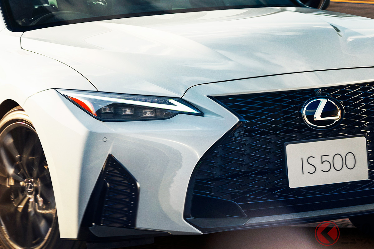 グリルと新採用のブラックアウターミラーがスポーティ!