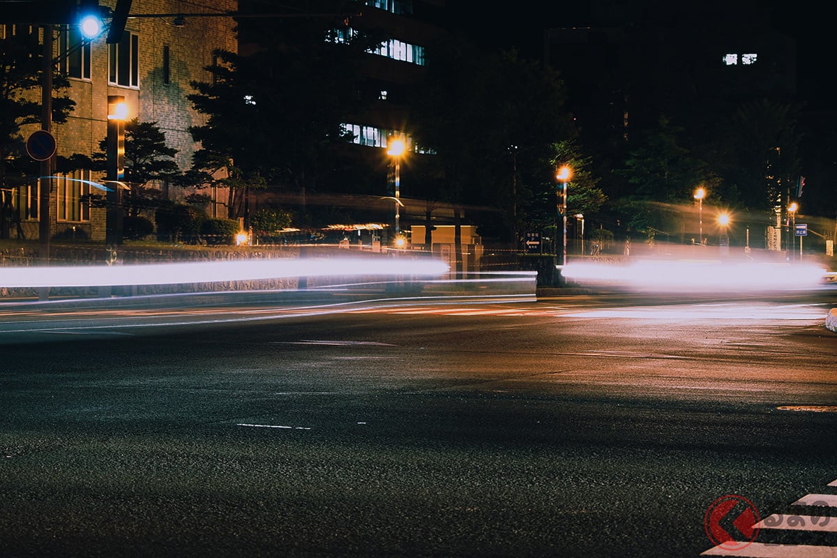 キラキラと反射する道路には「カレット舗装」が施されている?(画像はイメージ/フォトAC)