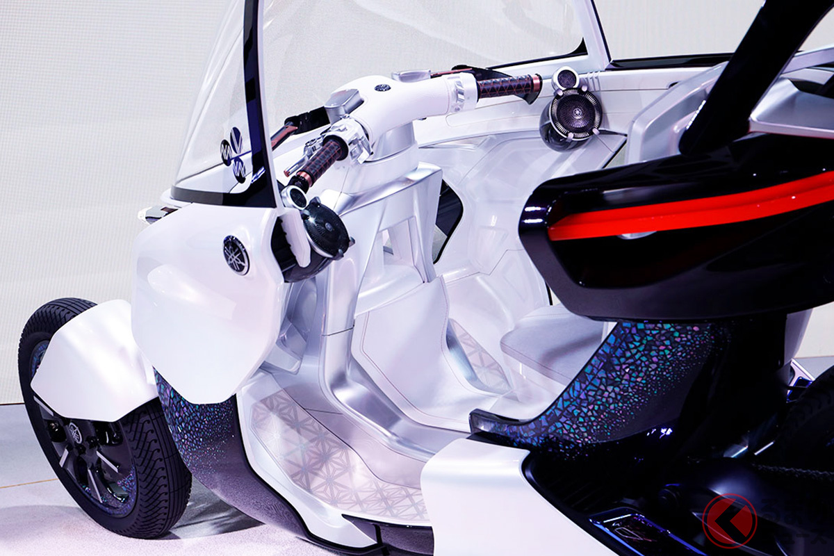 螺鈿細工と近未来的な横一文字テールライトがカッコイイ!