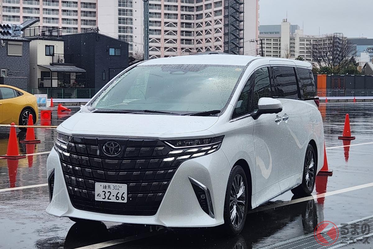 トヨタ「アルファード」で「アドバンストパーク」を体験している様子