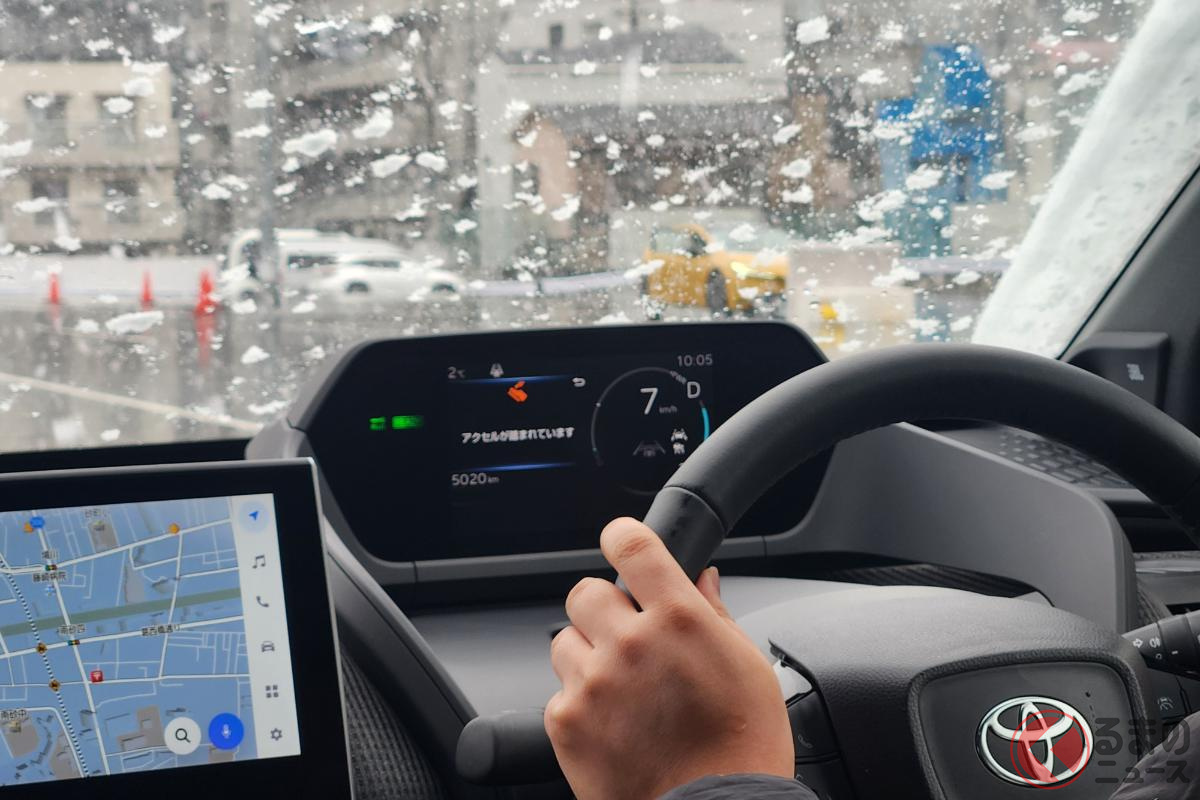 「急アクセル時加速抑制(プラスサポート)」が作動している様子(トヨタ「bZ4X」)