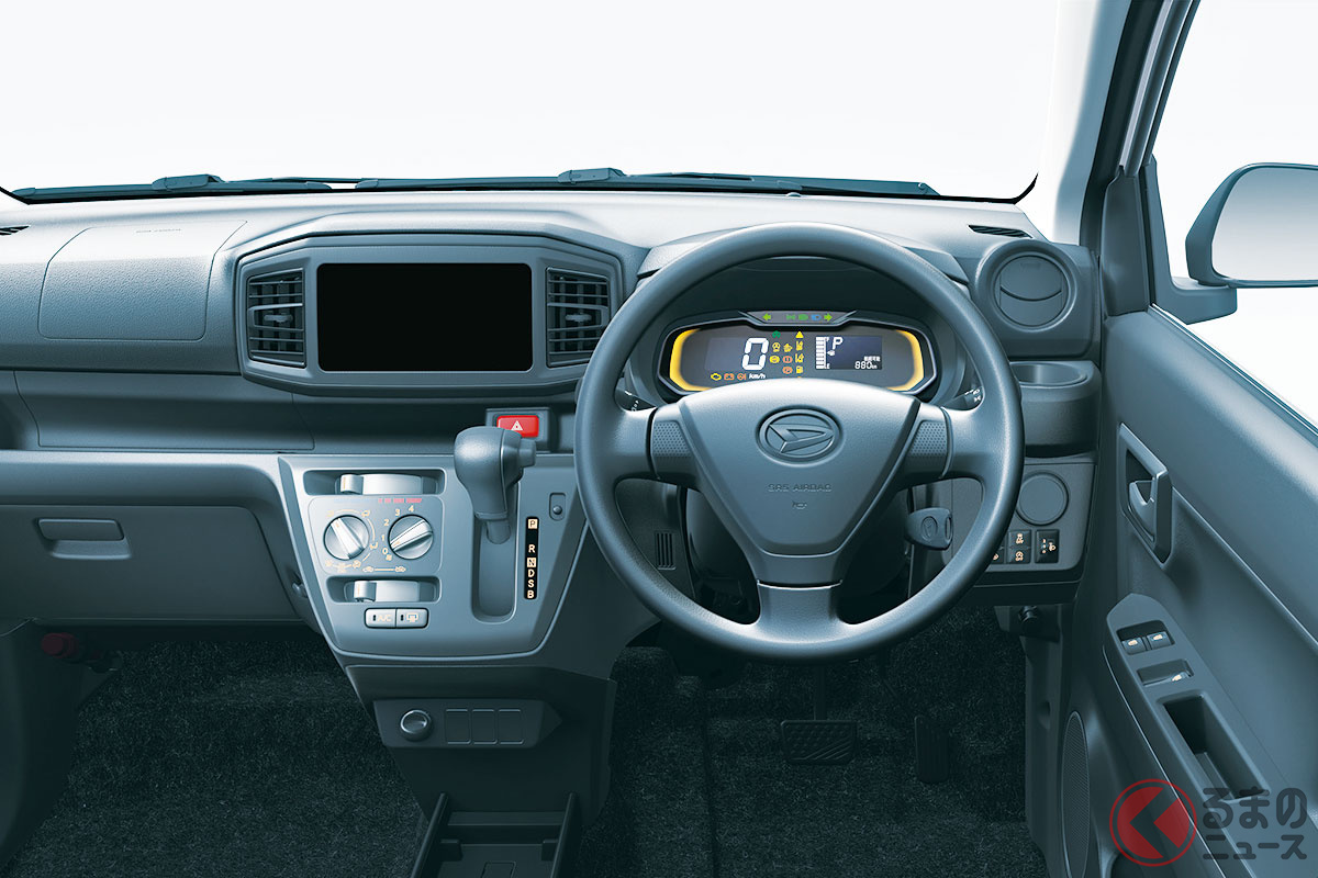 シンプルながら多くの収納が用意されるなど、優れた実用性を持つダイハツ「ミライース」の最廉価グレード「B“SA III”」のインテリア