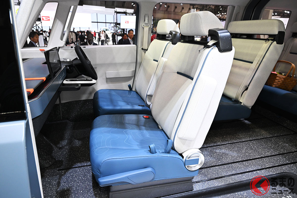 ブルー×ホワイトの内装もステキ! ミニバンとSUVのいいところが融合したモデルとは?