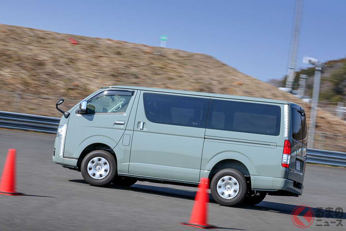 実効空力パーツを装着した「ハイエース」